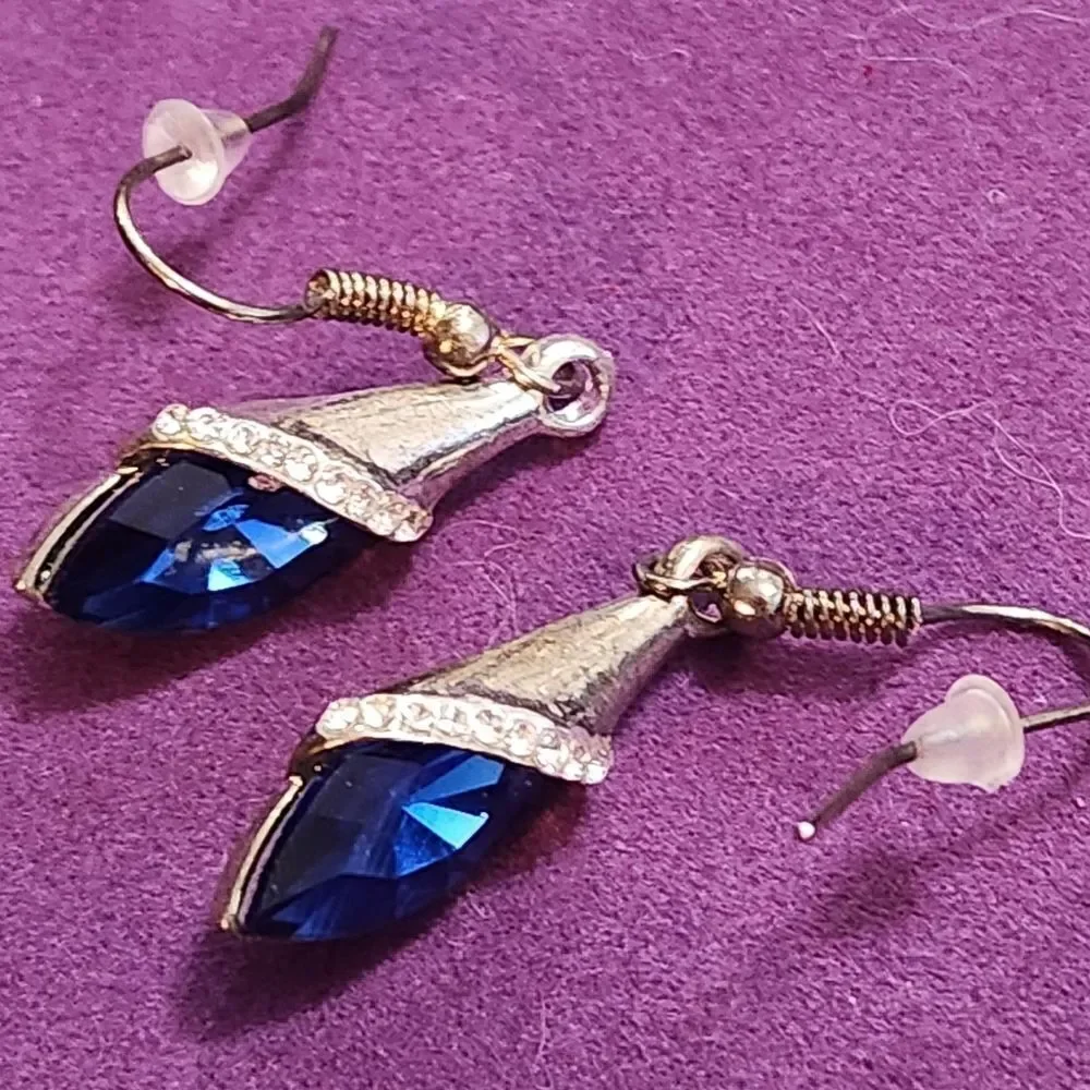 🔹️Blue Crystal Dangling Earrings - Picture 4 of 10